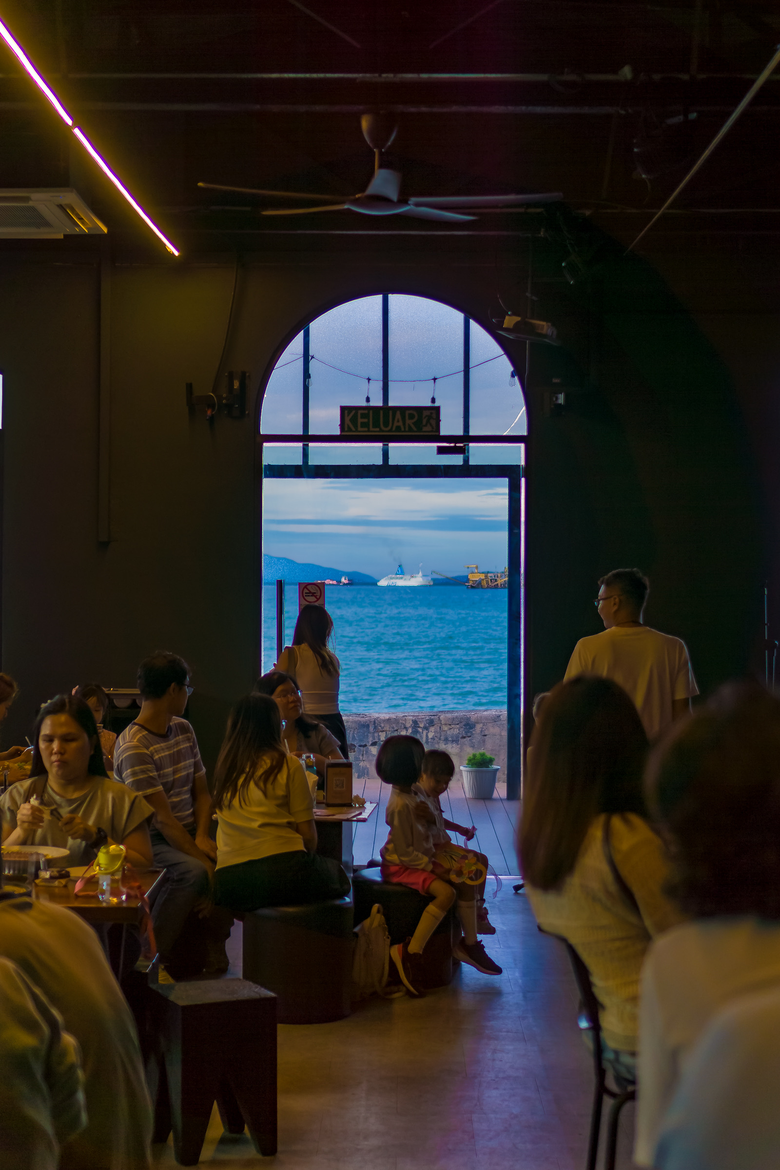 Guests at Rocca Bay café with sea view during the event